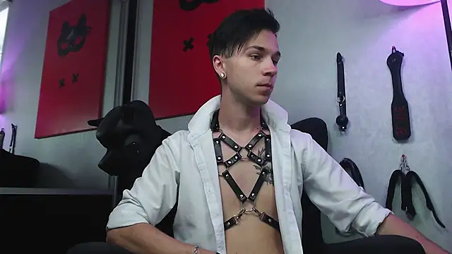 Joseph  Quinn online show from February 18, 8:16 am