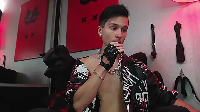 Joseph  Quinn online show from February 19, 11:06 am