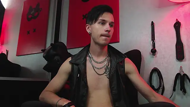 Joseph  Quinn online show from February 21, 11:01 am