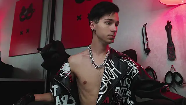 Joseph  Quinn online show from February 28, 8:20 am