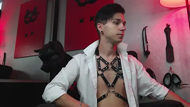 Joseph  Quinn online show from March 1, 7:51 am