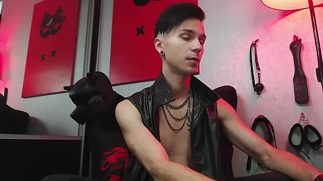 Joseph  Quinn online show from March 6, 8:52 am