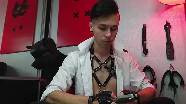 Joseph  Quinn online show from March 12, 8:08 am