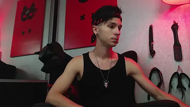 Joseph  Quinn online show from March 20, 12:32 pm