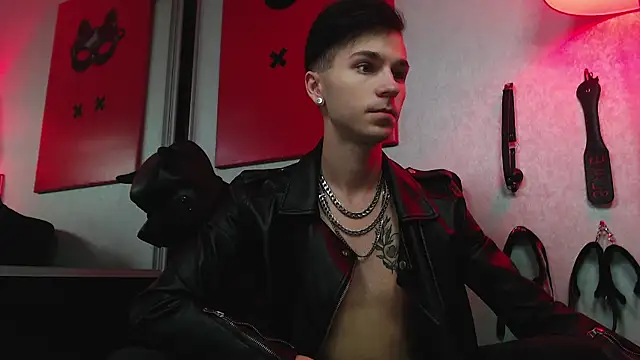 Joseph  Quinn online show from March 21, 7:33 am