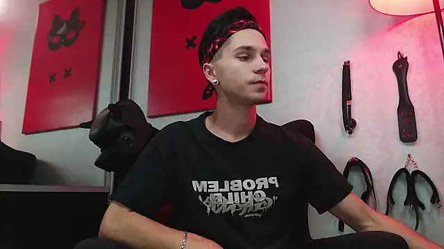 Joseph  Quinn online show from March 22, 8:40 am