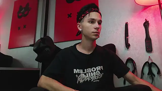 Joseph  Quinn online show from March 22, 11:53 am