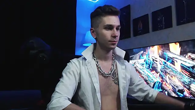 Joseph  Quinn online show from September 8, 4:50 pm