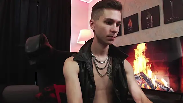 Joseph  Quinn online show from September 10, 8:25 am