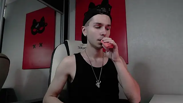 Joseph  Quinn online show from September 20, 12:50 pm