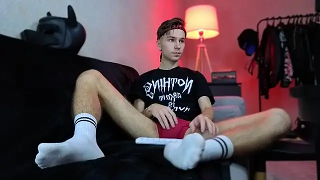 Joseph  Quinn online show from December 3, 5:37 am