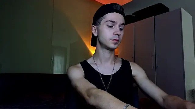 Joseph  Quinn online show from February 24, 3:59 am