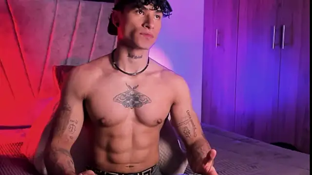 Snapshot of Thomas_Fit1 chatting on October 15, 4:56 am Thomas Fit1 online show from October 15, 4:56 am