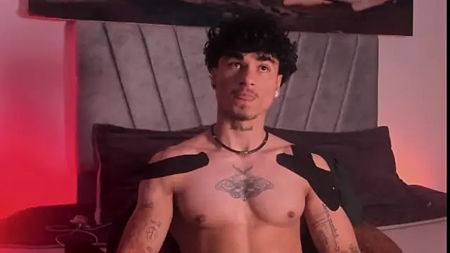 Snapshot of Thomas_Fit1 chatting on November 25, 7:03 pm Thomas Fit1 online show from November 25, 7:03 pm