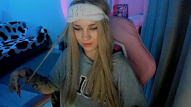 Ledy WWWII online show from December 1, 6:30 pm