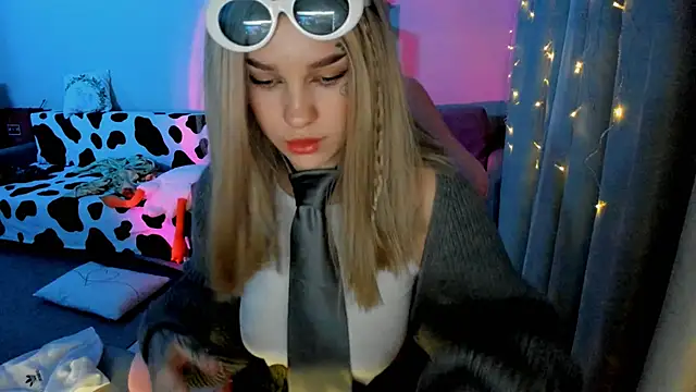 Ledy WWWII online show from December 11, 2:11 pm