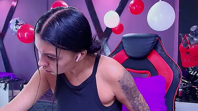 Snapshot of Juliet_Nasty chatting on February 17, 12:48 pm Juliet Nasty online show from February 17, 12:48 pm