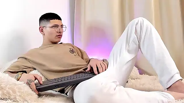 a lejandro 0 8 online show from December 17, 4:01 am