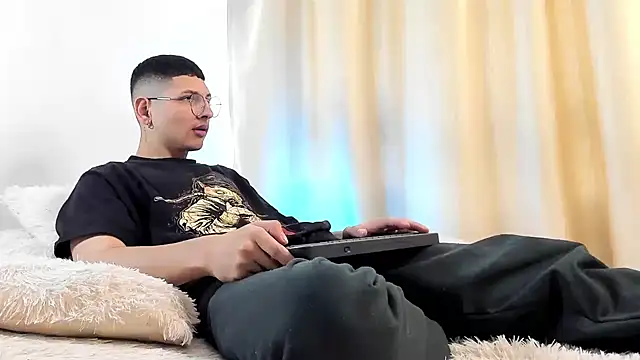 a lejandro 0 8 online show from December 19, 7:40 pm