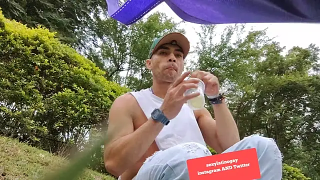 Snapshot of sexyboycolombi4 chatting on February 24, 9:52 pm sexyboycolombi4 online show from February 24, 9:52 pm