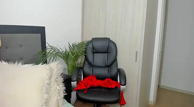 Snapshot of charlotte_tiller chatting on December 12, 12:05 am charlotte tiller online show from December 12, 12:05 am