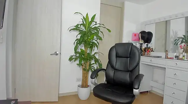 Snapshot of charlotte_tiller chatting on January 18, 8:40 pm charlotte tiller online show from January 18, 8:40 pm