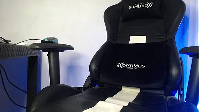 Snapshot of Plug_Control chatting on September 13, 5:29 am Plug Control online show from September 13, 5:29 am