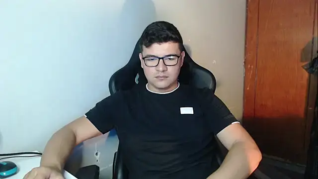 Snapshot of Plug_Control chatting on December 18, 5:19 pm Plug Control online show from December 18, 5:19 pm