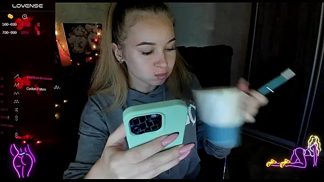 Snapshot of _NigoNika chatting on October 31, 1:45 pm NigoNika online show from October 31, 1:45 pm