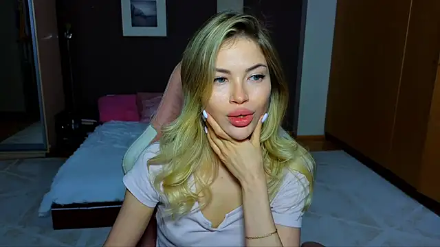 EmmyMills online show from February 14, 9:43 pm