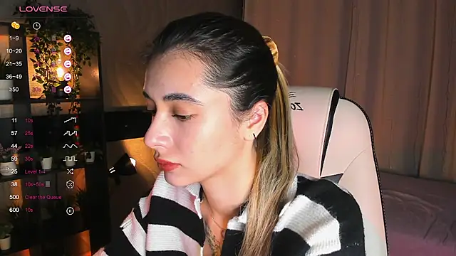 Snapshot of DarlaLike chatting on December 4, 3:38 am DarlaLike online show from December 4, 3:38 am