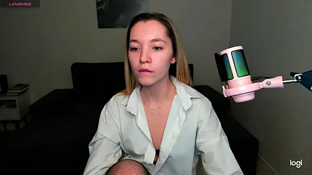 MiaThaine online show from December 14, 5:03 pm