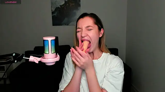 MiaThaine online show from December 25, 1:20 am