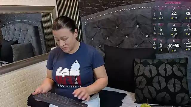 charlotte  G online show from April 13, 10:32 am