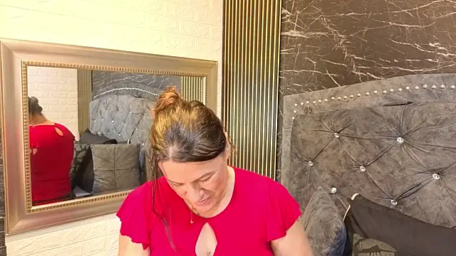 charlotte  G online show from June 5, 11:27 am