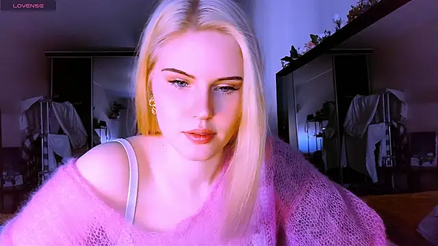 VoluptuousDreams online show from March 22, 1:08 pm