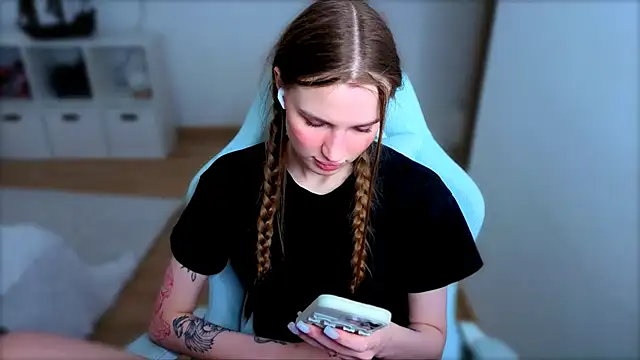 StellaLawless online show from February 21, 11:00 am