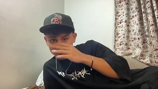 Snapshot of bob_petterson chatting on January 1, 12:21 am bob petterson online show from January 1, 12:21 am