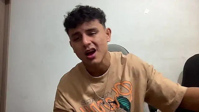 Snapshot of bob_petterson chatting on January 2, 9:39 pm bob petterson online show from January 2, 9:39 pm