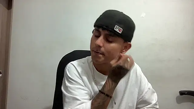 Snapshot of bob_petterson chatting on January 11, 12:33 am bob petterson online show from January 11, 12:33 am