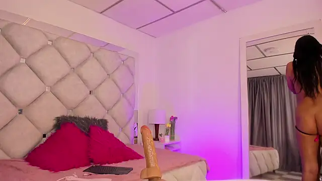 alessiaferry online show from February 19, 8:41 pm