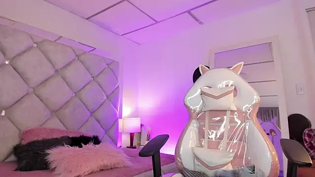 alessiaferry online show from January 7, 5:37 pm