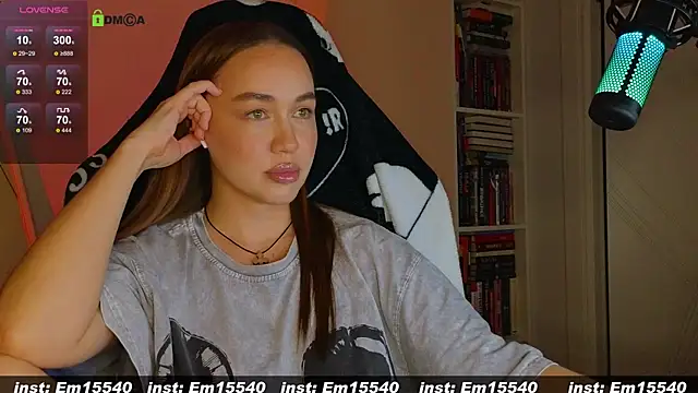 Snapshot of Emili1- chatting on December 5, 2:33 pm Emili1- online show from December 5, 2:33 pm