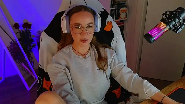 Snapshot of Emili1- chatting on March 12, 1:19 pm Emili1- online show from March 12, 1:19 pm