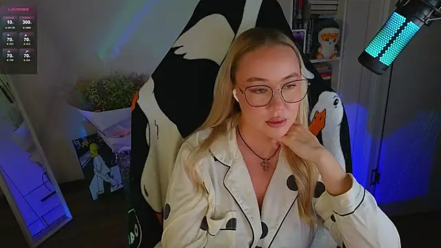 Snapshot of Emili1- chatting on September 9, 11:04 pm Emili1- online show from September 9, 11:04 pm