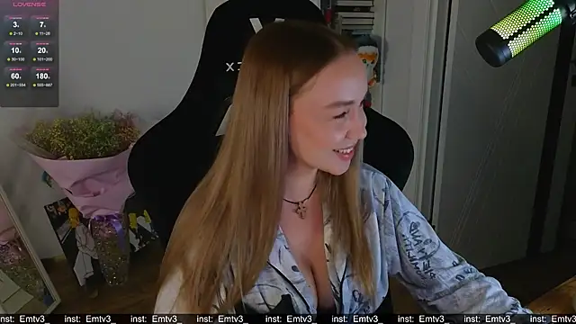 Snapshot of Emili1- chatting on November 28, 2:09 pm Emili1- online show from November 28, 2:09 pm