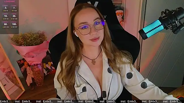 Snapshot of Emili1- chatting on December 1, 11:48 am Emili1- online show from December 1, 11:48 am