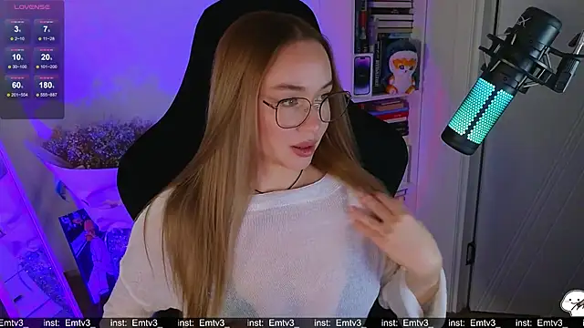 Snapshot of Emili1- chatting on December 3, 1:53 pm Emili1- online show from December 3, 1:53 pm