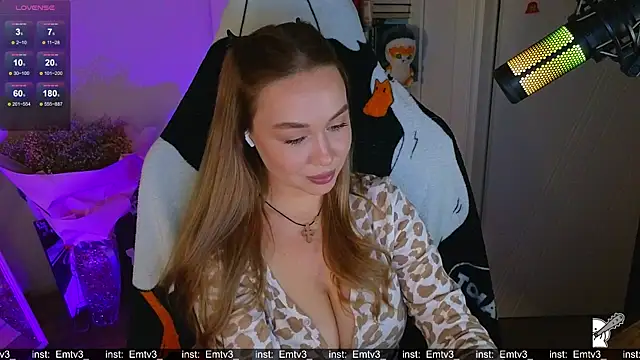 Snapshot of Emili1- chatting on December 15, 2:32 pm Emili1- online show from December 15, 2:32 pm