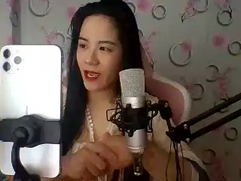 Snapshot of Nana-68 chatting on February 13, 1:37 pm Nana-68 online show from February 13, 1:37 pm